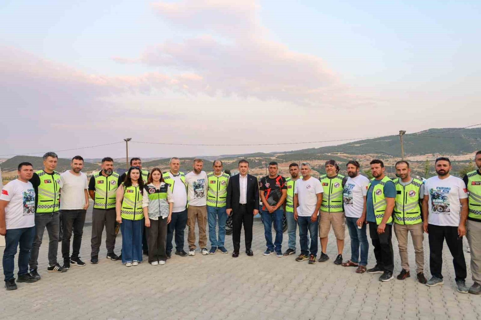 vali-faik-oktay-sozer-motosiklet-tutkunlariyla-bulustu