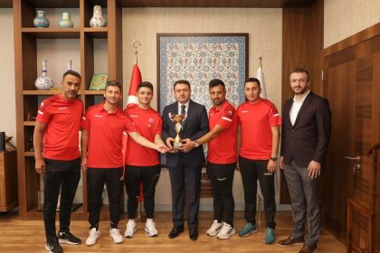 vali-musa-isin-turkiye-sampiyonu-kutahya-ecofirm-ayak-tenisi-takimini-agirladi