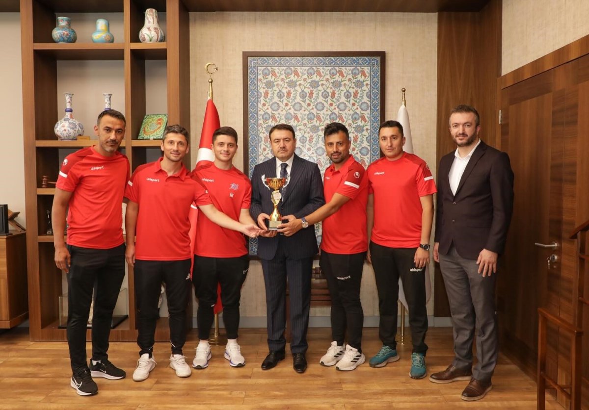 vali-musa-isin-turkiye-sampiyonu-kutahya-ecofirm-ayak-tenisi-takimini-agirladi