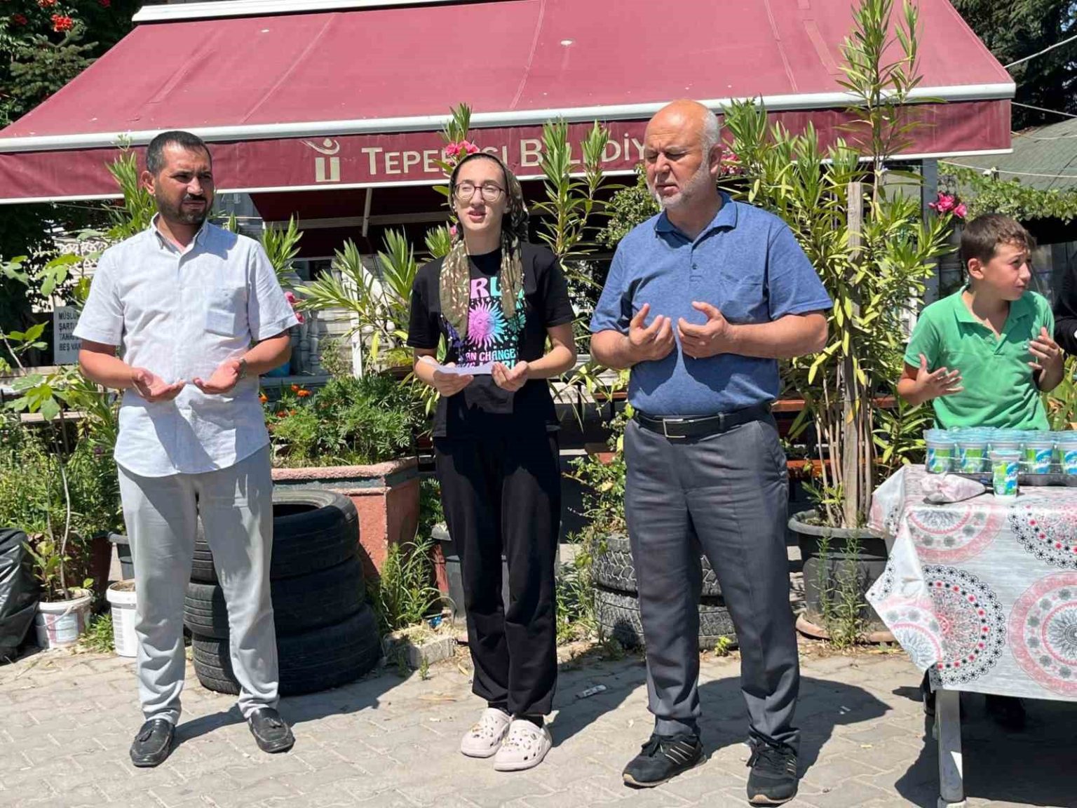 vefat-eden-oglu-icin-kuran-kursu-ogrencilerine-ikramda-bulundu