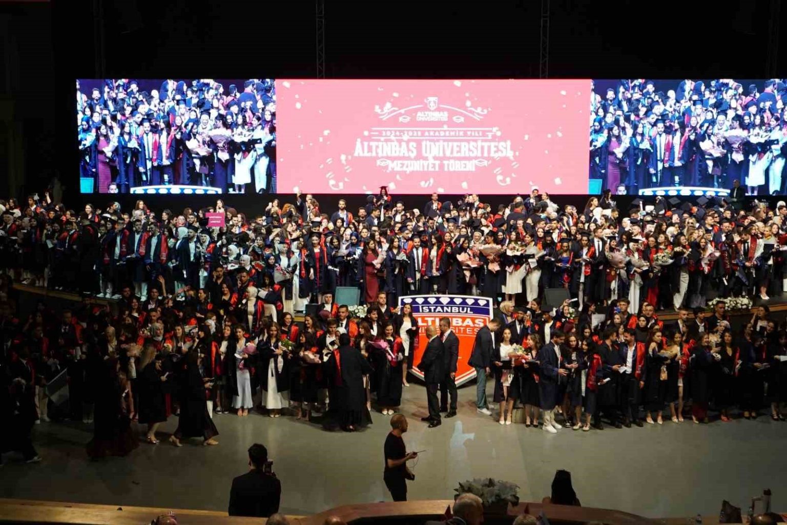altinbas-universitesi-2024-2025-akademik-yili-mezuniyet-toreni-duzenlendi