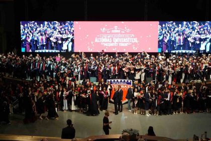altinbas-universitesi-2024-2025-akademik-yili-mezuniyet-toreni-duzenlendi