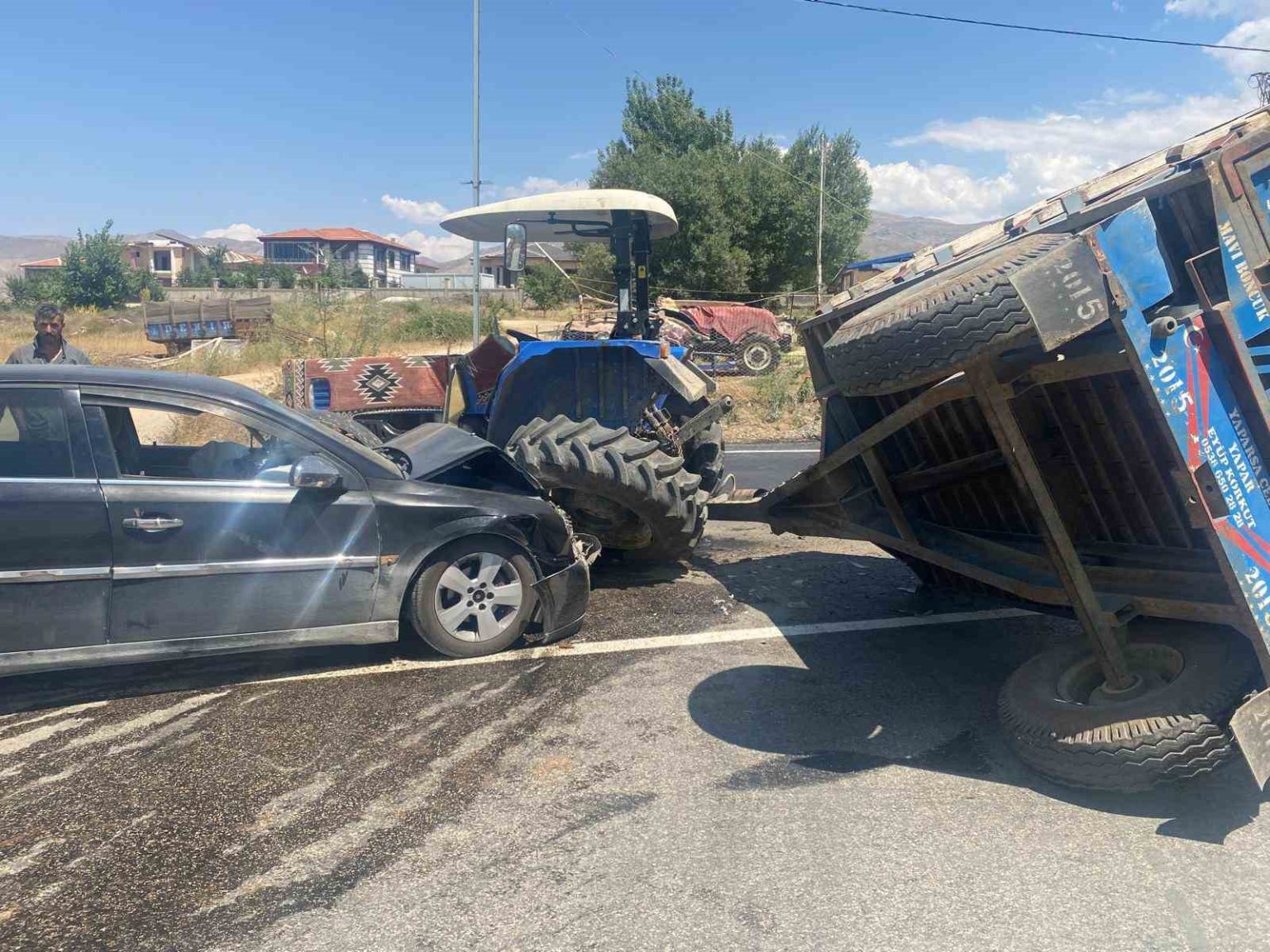 dogansehirde-otomobil-traktor-romorkuna-carpti-2-yarali