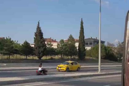 elektrikli-bisikletle-ters-yonde-ilerlerken-kameraya-yakalandi