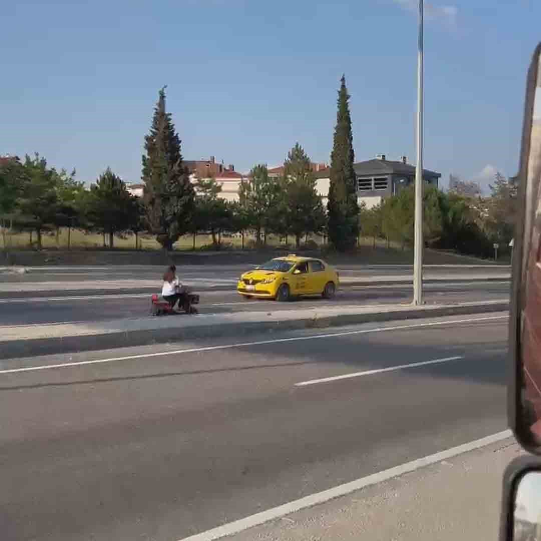 elektrikli-bisikletle-ters-yonde-ilerlerken-kameraya-yakalandi