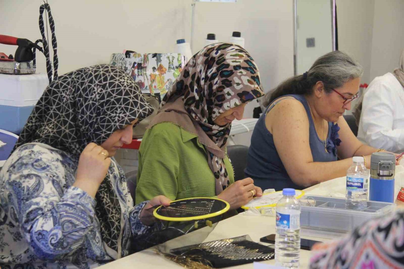 kadinlar-tel-kirma-sanatiyla-aile-ekonomisine-katki-sagliyor