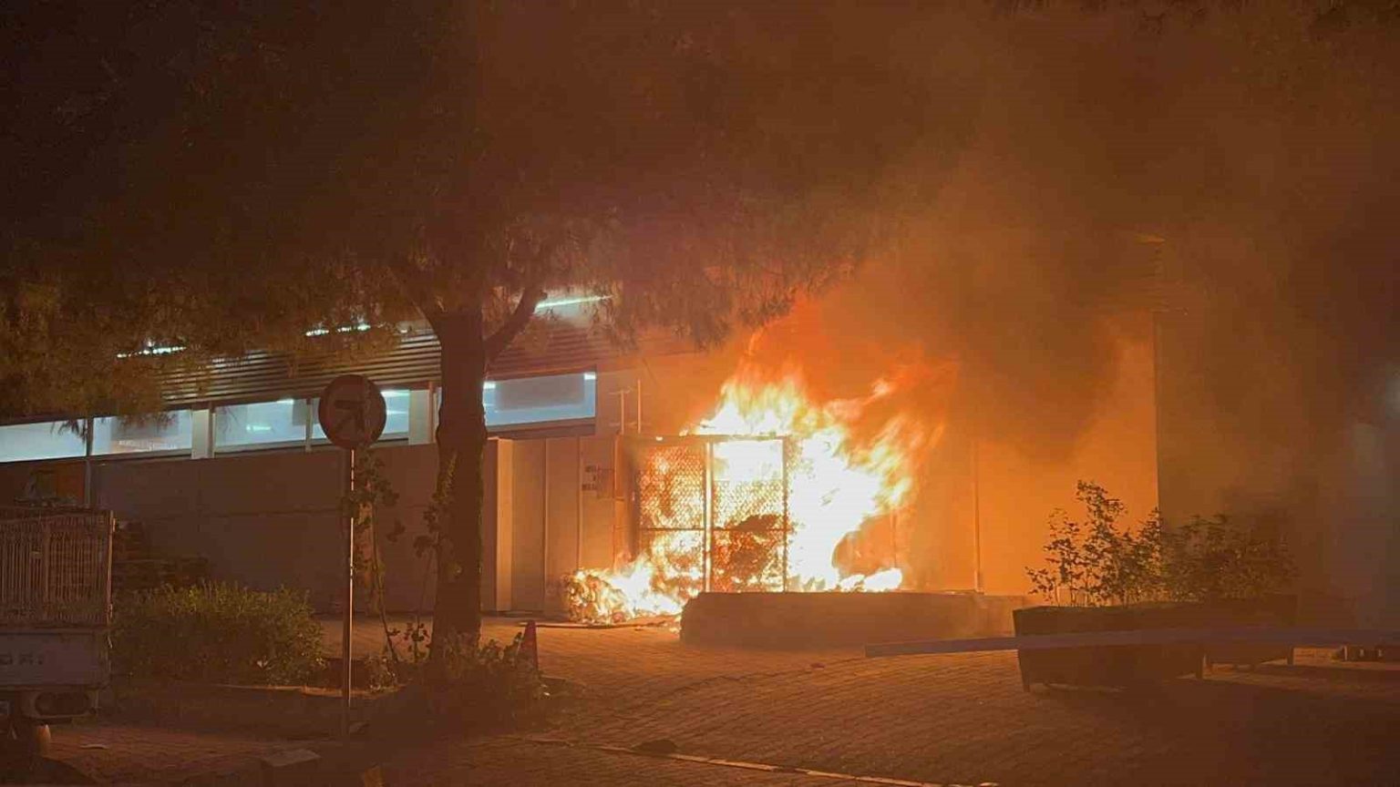 mentesede-yangin-panigi-cop-kutusu-alev-aldi