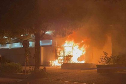 mentesede-yangin-panigi-cop-kutusu-alev-aldi