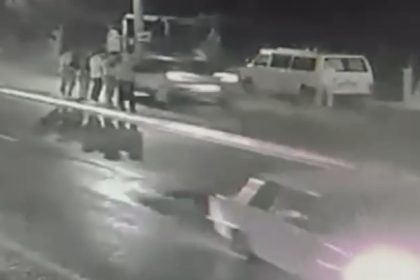 otomobilin-yayaya-carptigi-kaza-guvenlik-kamerasina-yansidi