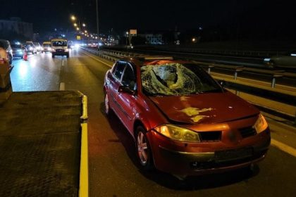 otoyoldan-karsiya-gecmeye-calisirken-otomobilin-carptigi-adam-hayatini-kaybetti