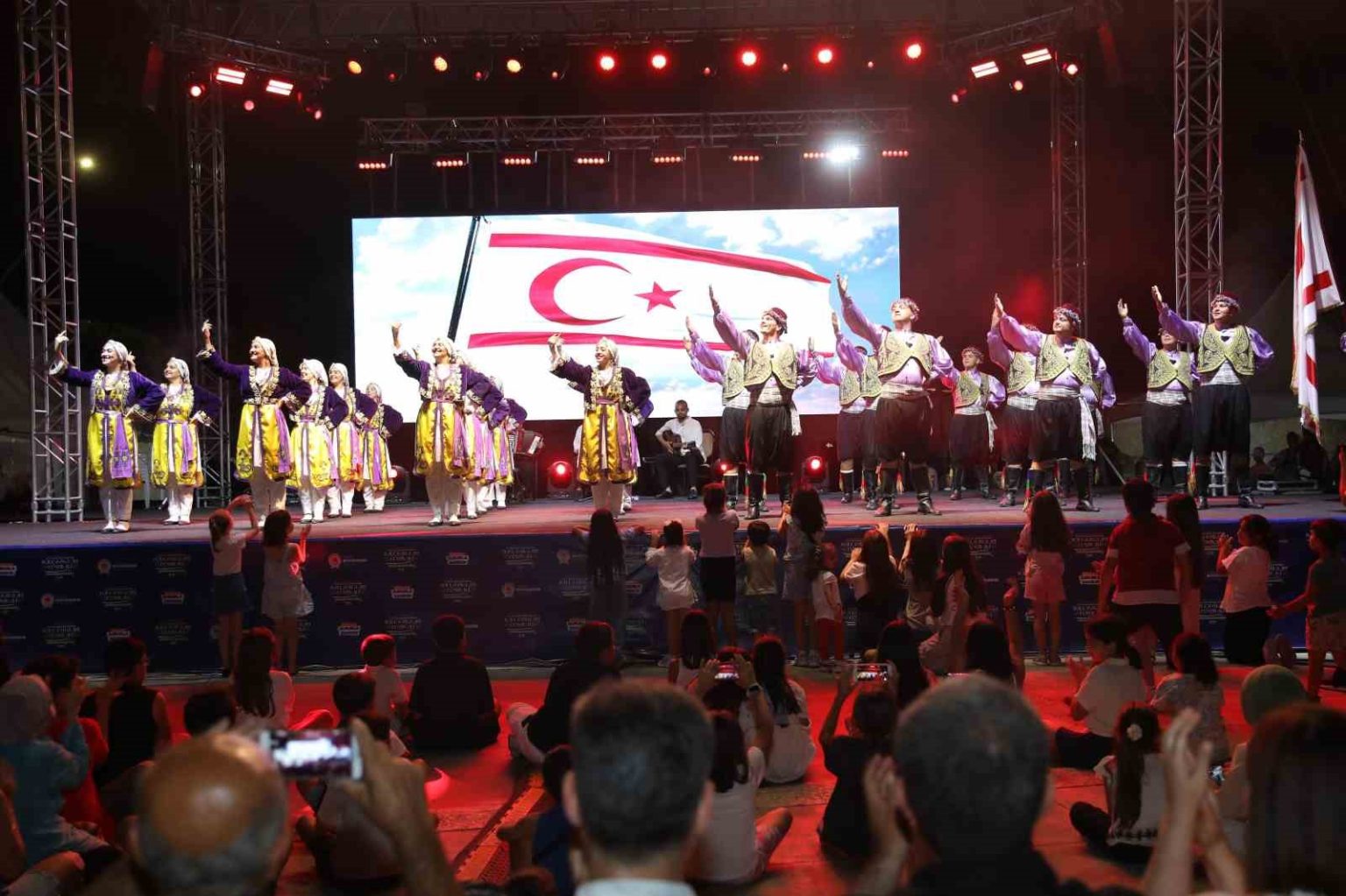 samsunda-uluslararasi-halk-oyunlari-festivali-coskusu