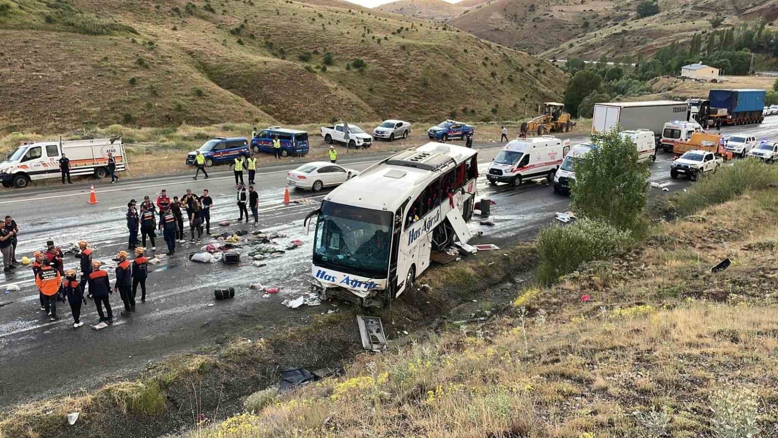 yolcu-otobusu-dag-yamacina-carpti-4-olu-33-yarali