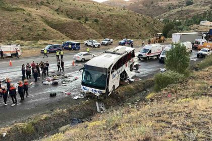 yolcu-otobusu-dag-yamacina-carpti-4-olu-33-yarali
