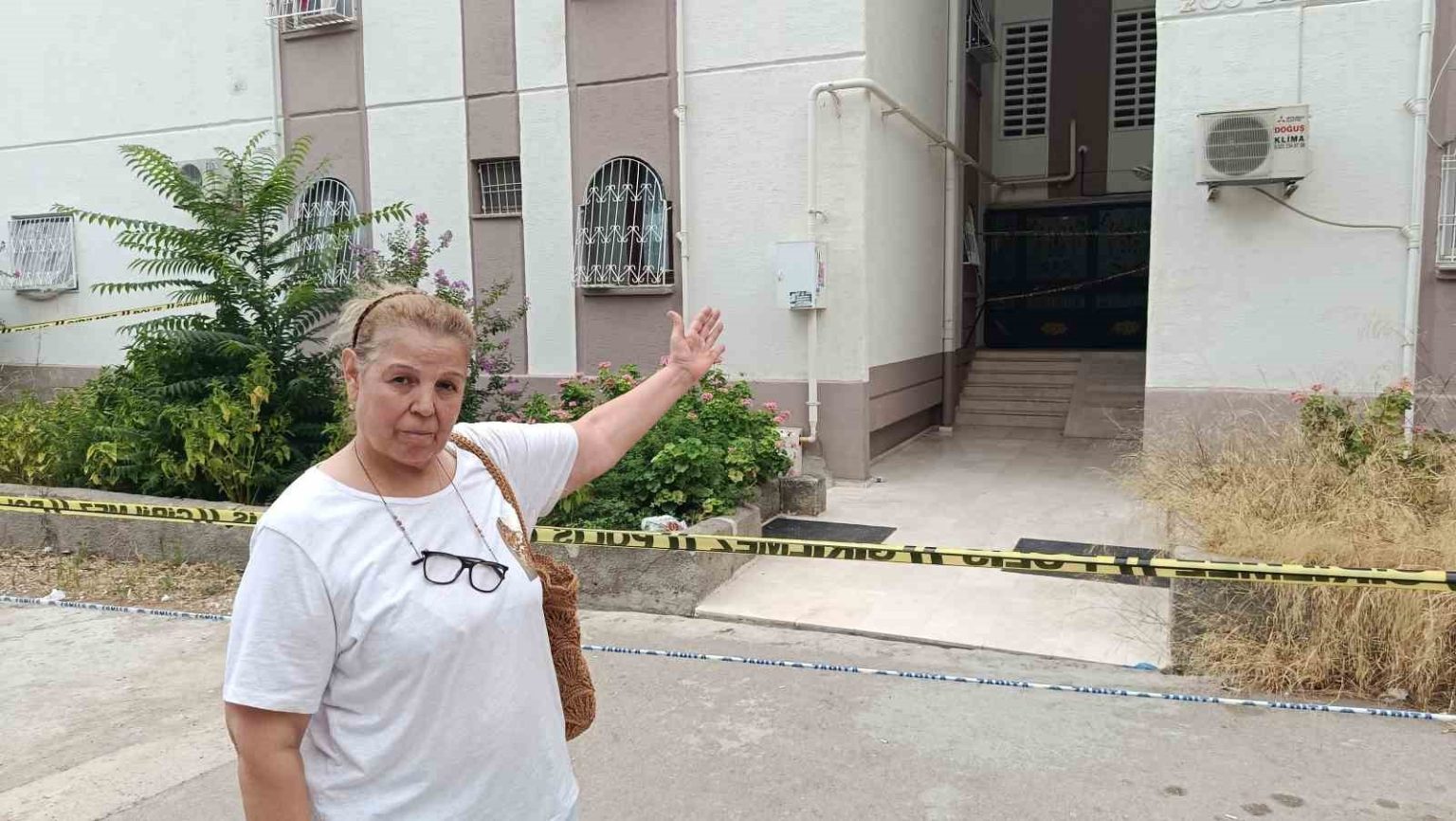 adanada-faciadan-donuldu-3-katli-apartmanin-merdivenleri-coktu