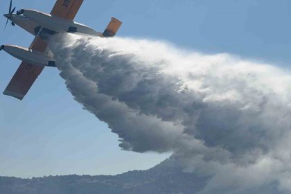 bodrumda-ucaklardan-alevlere-su-bombardimani