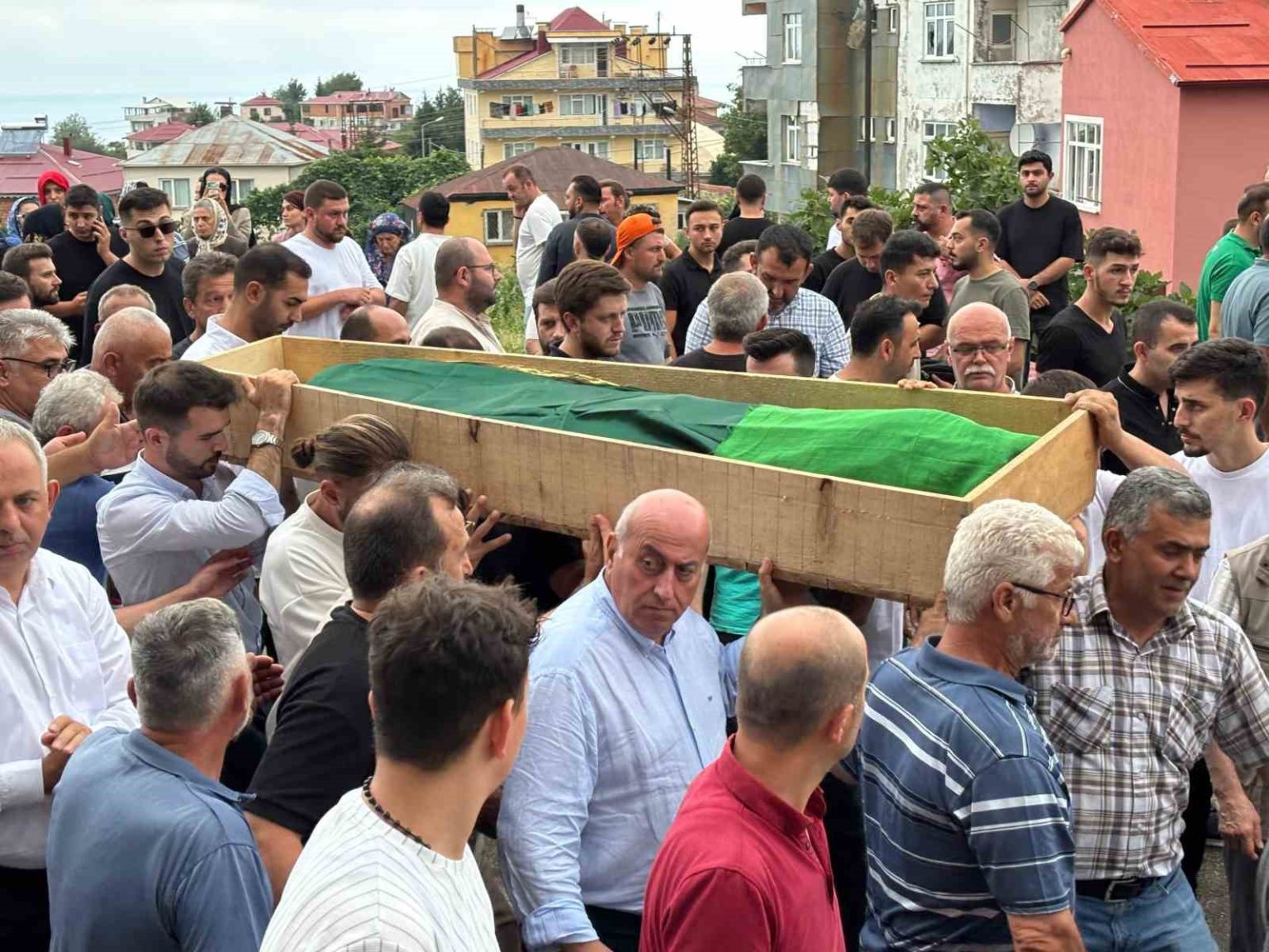 bosanma-asamasindaki-esi-tarafindan-oldurulen-sinem-topaloglu-son-yolculuguna-ugurlandi