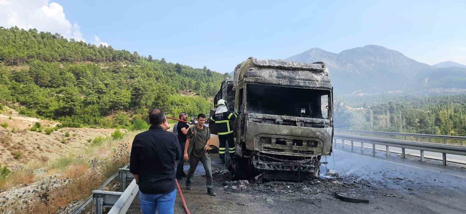burdurda-seyir-halindeyken-alev-alan-tir-kule-dondu