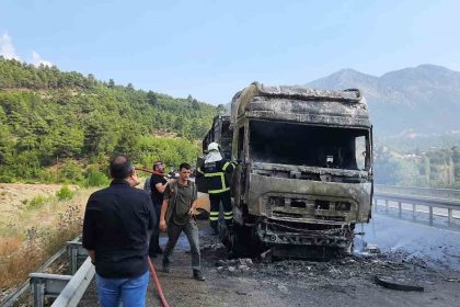 burdurda-seyir-halindeyken-alev-alan-tir-kule-dondu