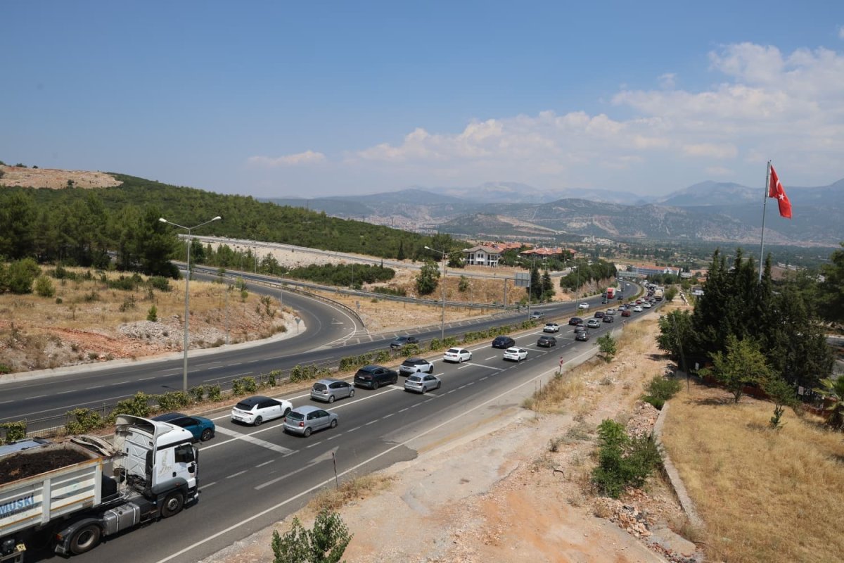 denizli-aydin-kavsaginda-2-kilometrelik-arac-kuyrugu-olustu