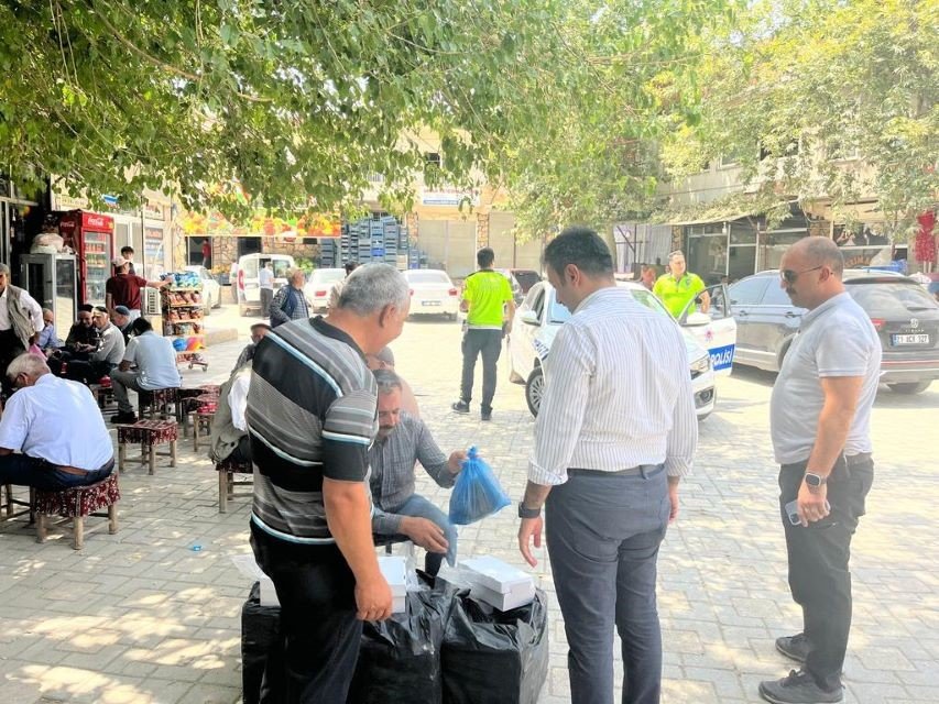 dicle-kaymakami-atis-ilce-emniyet-amiri-ozkan-ile-birlikte-esnafi-ziyaret-etti