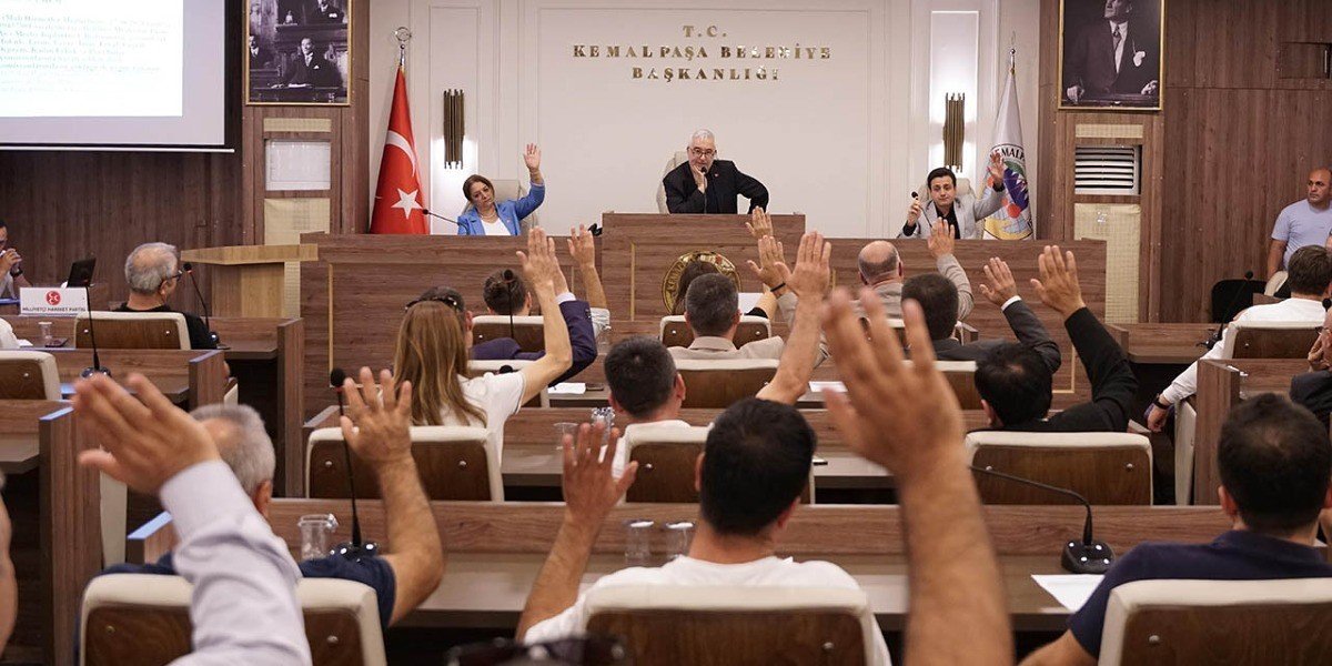 izmirde-chpli-baskan-ve-meclis-uyeleri-ile-ak-partili-meclis-uyesi-arasinda-gerginlik