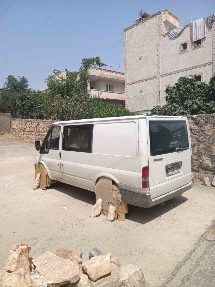 mardinde-minibus-surucusu-aracin-tekerlerini-sicaktan-korumak-icin-kartonla-kapatti