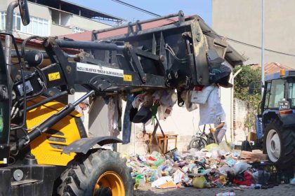 nazilli-belediyesi-cop-evi-temizledi-4-kamyon-cop-cikti