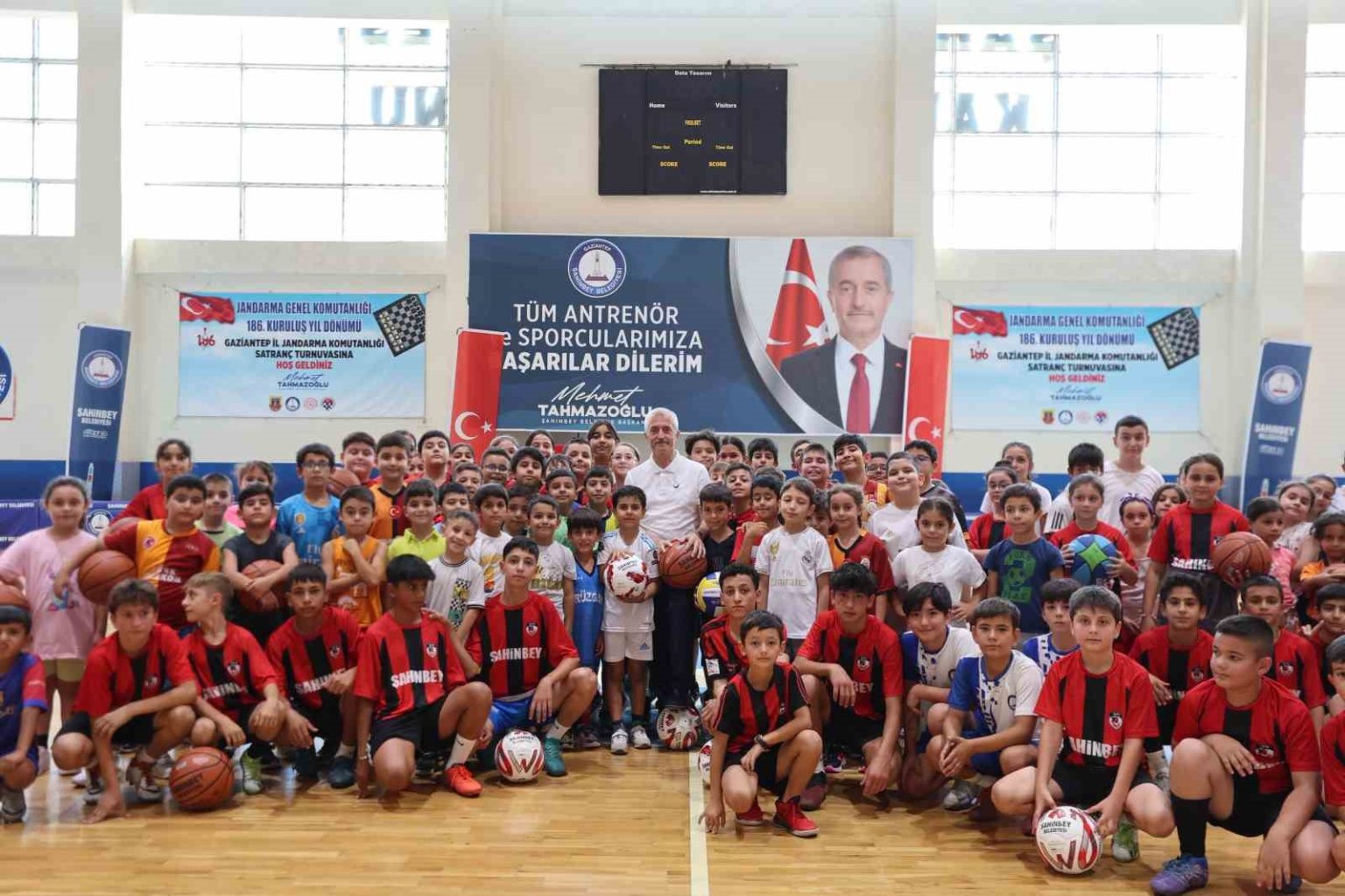 sahinbey-belediyesinden-160-bin-adet-basketbol-voleybol-ve-futbol-topu-hediye