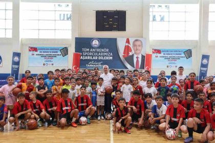 sahinbey-belediyesinden-160-bin-adet-basketbol-voleybol-ve-futbol-topu-hediye