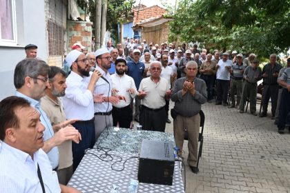 salihlinin-tarihi-mahallesinde-eller-yagmur-icin-semaya-acildi