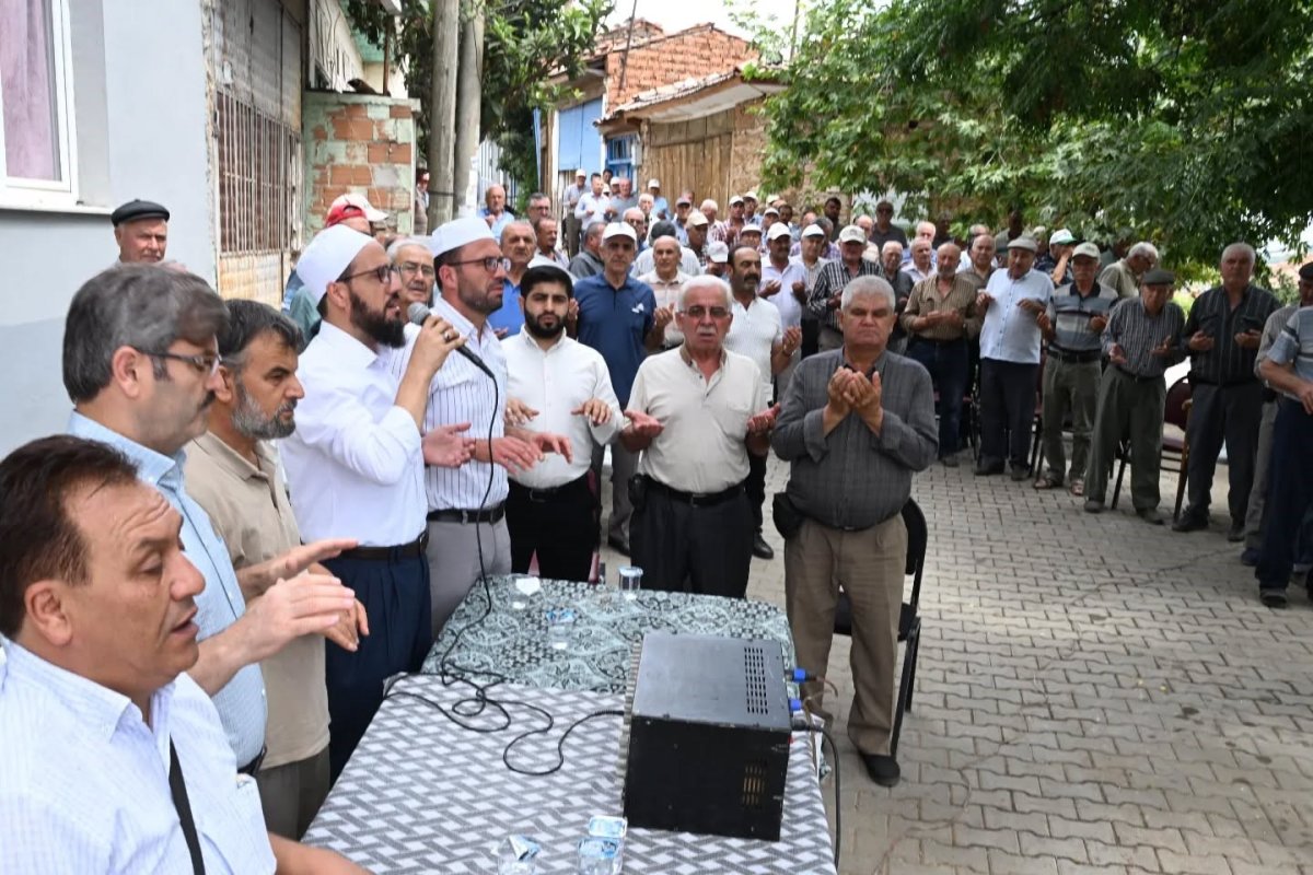 salihlinin-tarihi-mahallesinde-eller-yagmur-icin-semaya-acildi