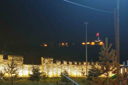 tarihi-ardahan-kalesi-isiklandirildi