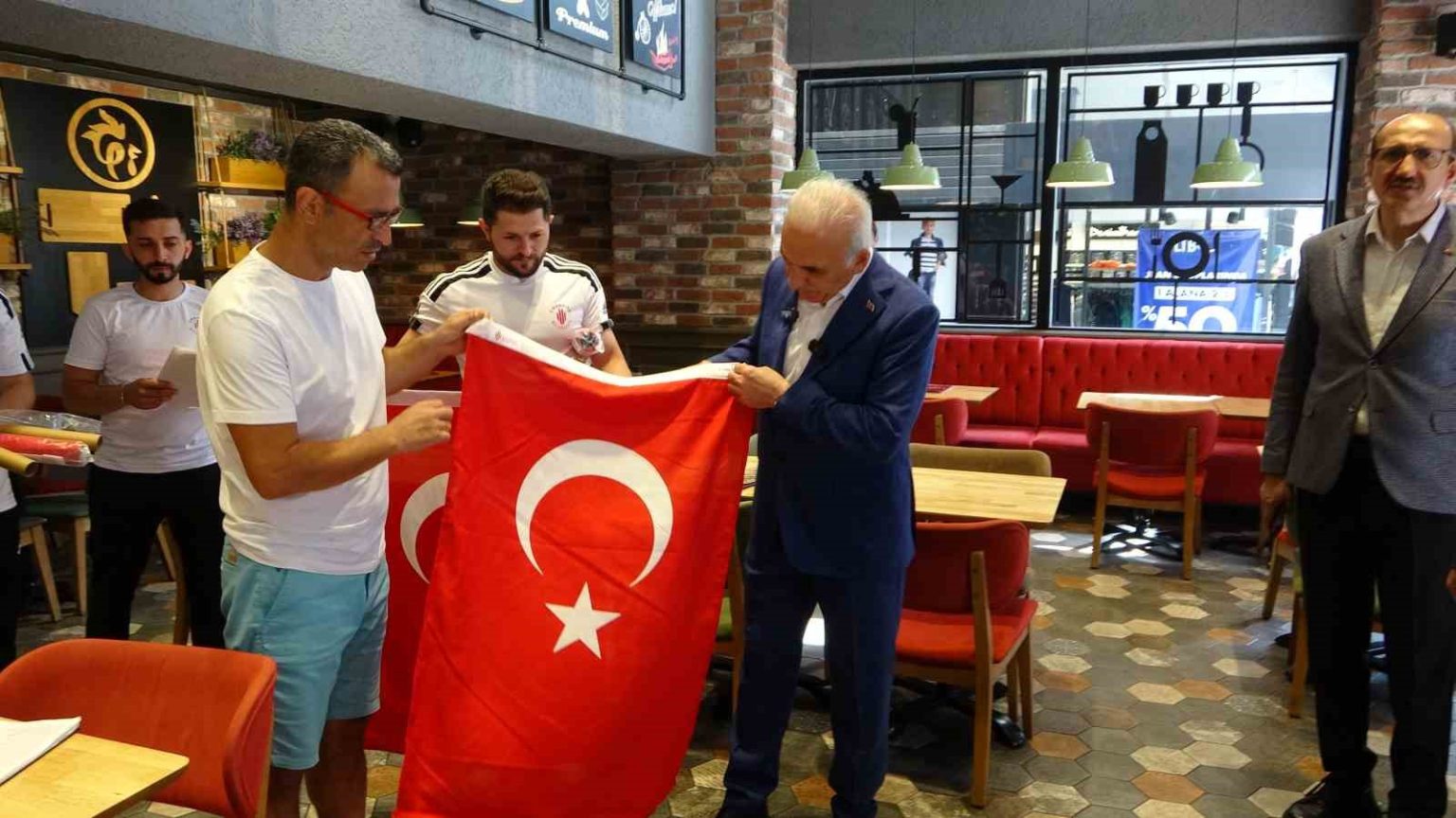umraniye-kirmizi-beyaza-burundu-40-bin-turk-bayragi-dagitildi