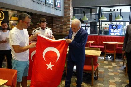 umraniye-kirmizi-beyaza-burundu-40-bin-turk-bayragi-dagitildi