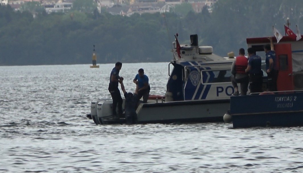 vatandaslar-fark-etti-deniz-polisi-kurtardi