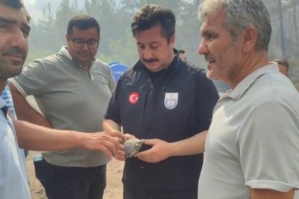 yenisehir-belediye-baskani-ozel-yangindan-etkilenen-kaplumbagaya-suyla-mudahale-etti