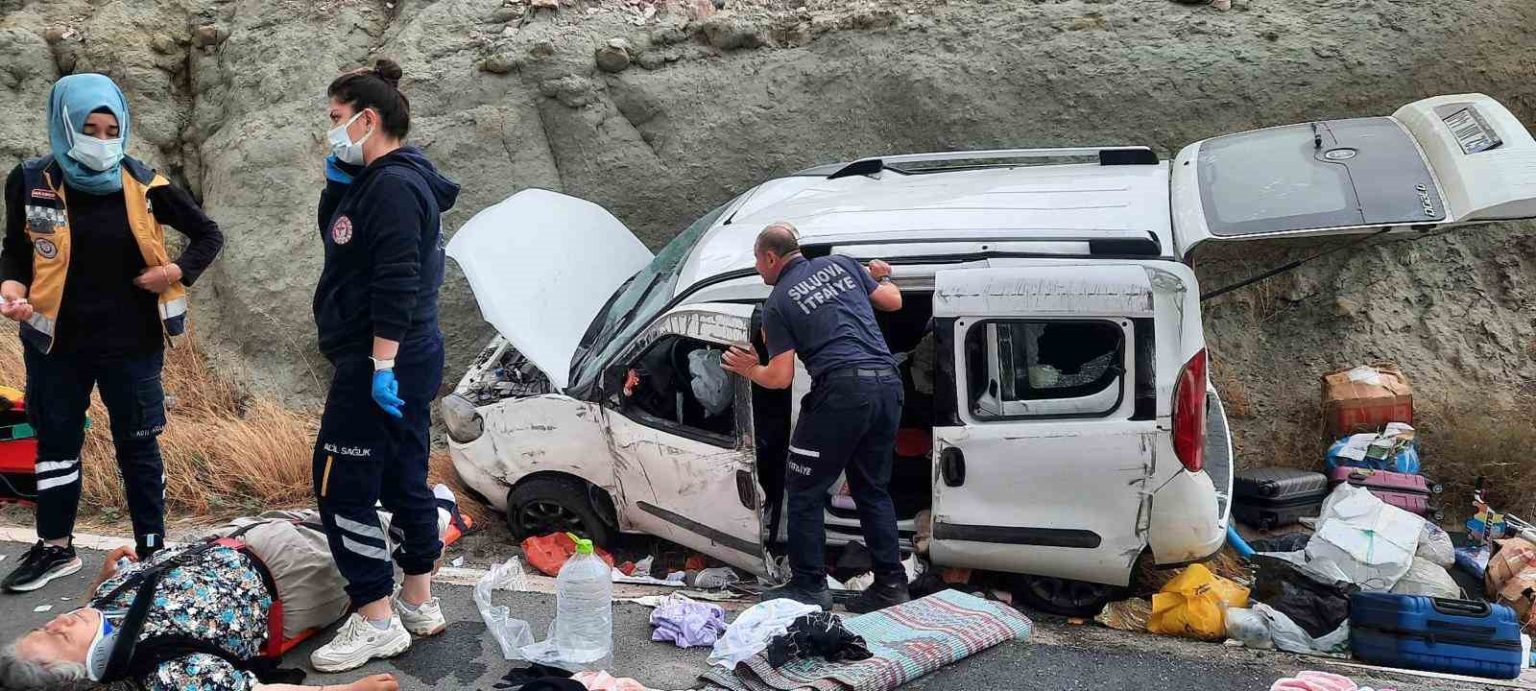 amasyada-yoldan-cikan-arac-toprak-yiginina-carpti-4-yarali