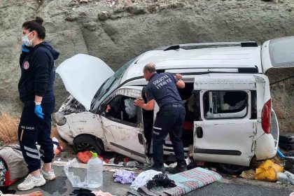 amasyada-yoldan-cikan-arac-toprak-yiginina-carpti-4-yarali
