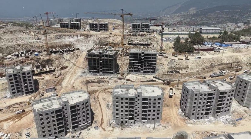 cebike-mahallesinde-afet-konutlari-hizla-suruyor