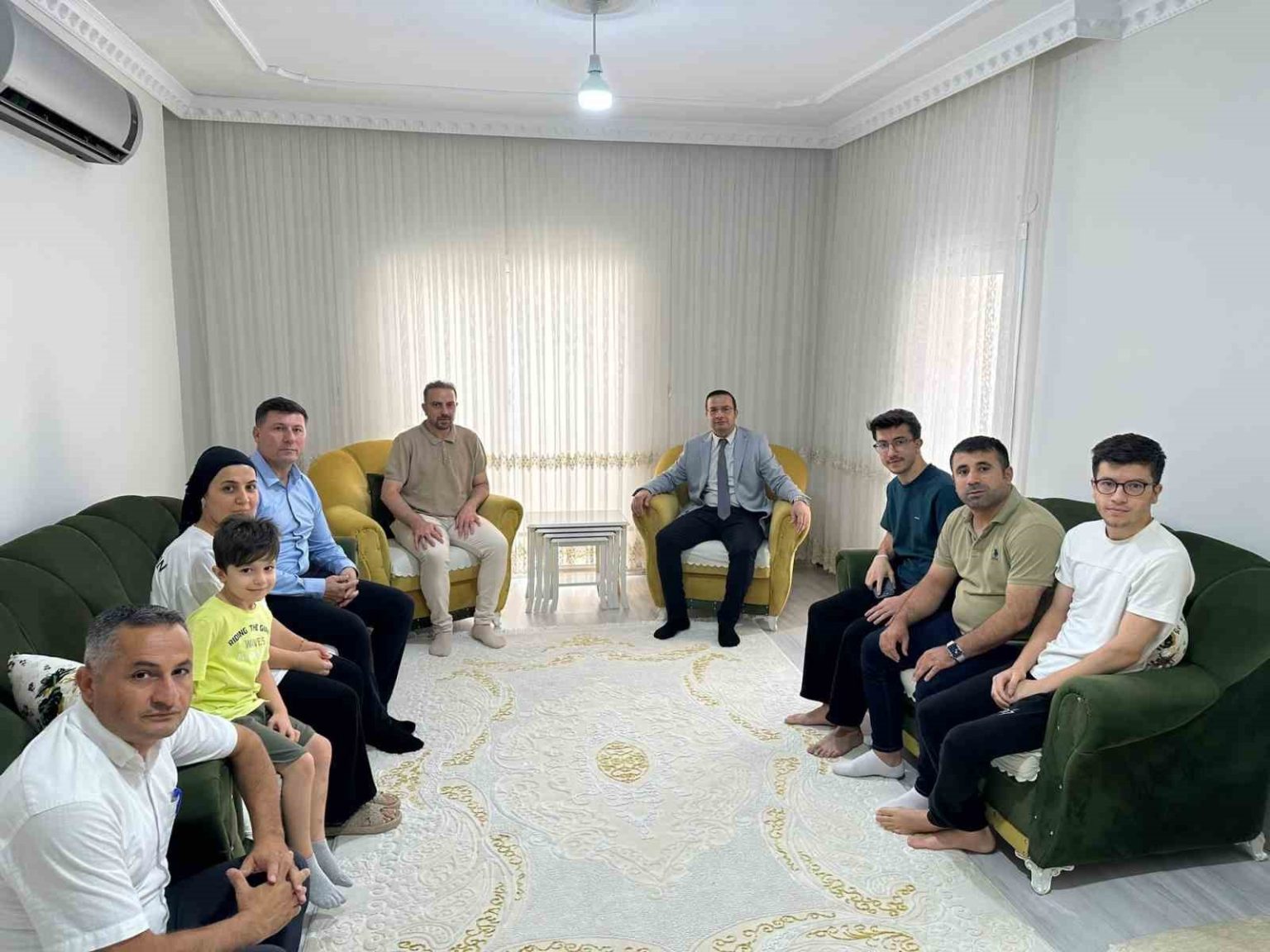 cizre-kaymakami-baycar-yksde-il-birincisi-olan-ogrencileri-evlerinde-ziyaret-etti