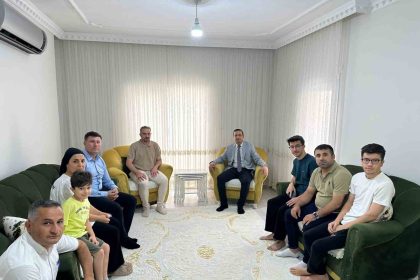 cizre-kaymakami-baycar-yksde-il-birincisi-olan-ogrencileri-evlerinde-ziyaret-etti