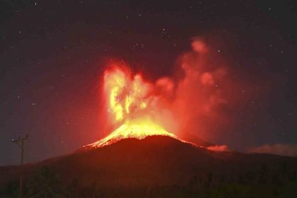endonezyadaki-lewotobi-laki-laki-yanardaginda-patlama