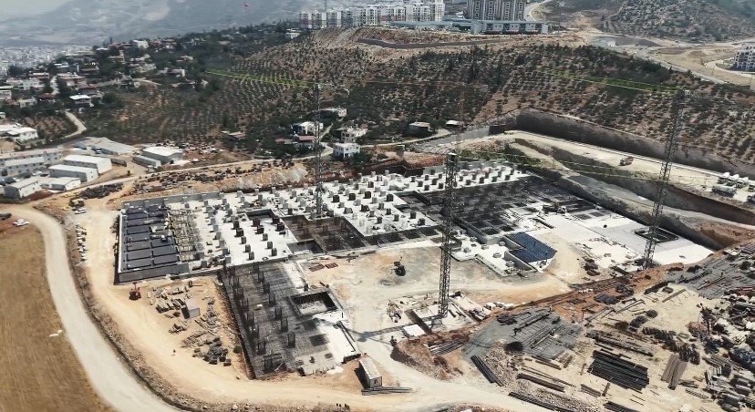 iskenderunda-sismik-izolator-sistemli-600-yatakli-devlet-hastanenin-insasi-hizla-suruyor