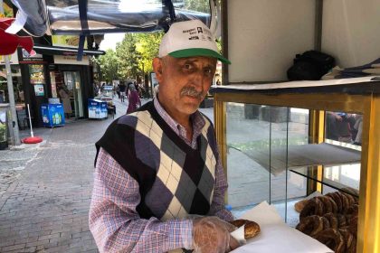 kanser-olmasina-ragmen-gunde-12-saat-gunes-altinda-calisiyor