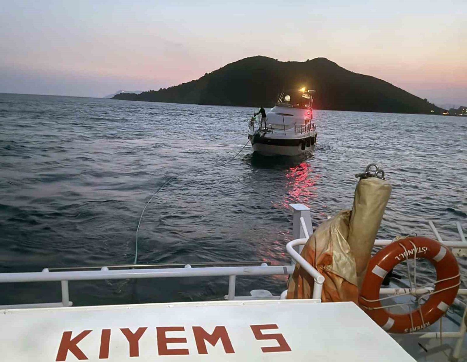 katranci-adasi-onlerinde-suruklenen-tekne-kurtarildi