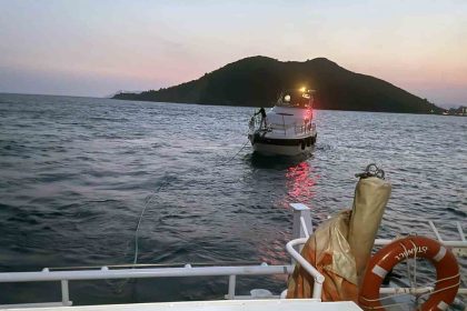 katranci-adasi-onlerinde-suruklenen-tekne-kurtarildi