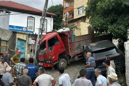 kontrolden-cikan-kamyon-park-halindeki-arac-ile-elektrik-diregine-carparak-durabildi