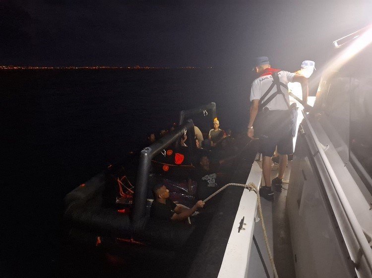 kusadasi-aciklarinda-21-duzensiz-gocmen-kurtarildi