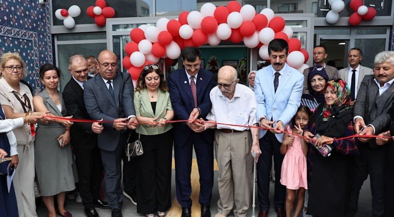 kutahyada-yasli-ve-engelli-gunduz-yasam-merkezi-acildi