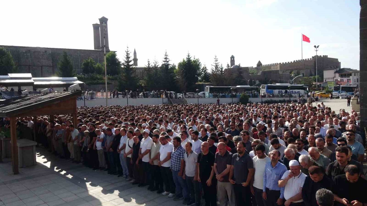 taner-sanci-ve-zafer-lomenler-son-yolculuguna-dualarla-ugurlandi